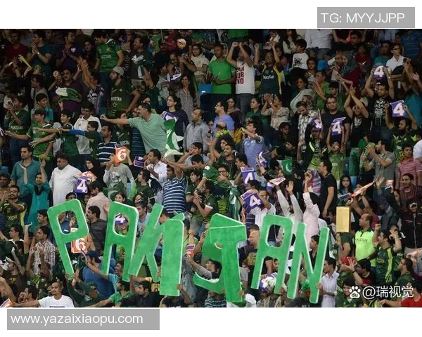 足球巨星观战篮球巅峰对决引发球迷热议全场氛围瞬间点燃