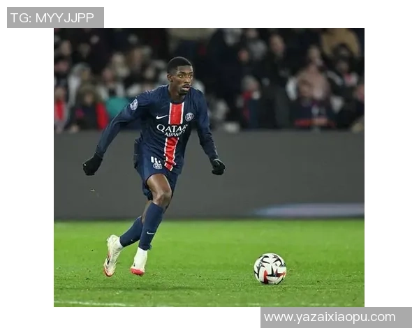 足球球星专注看球瞬间捕捉展现专注与热情的精彩时刻